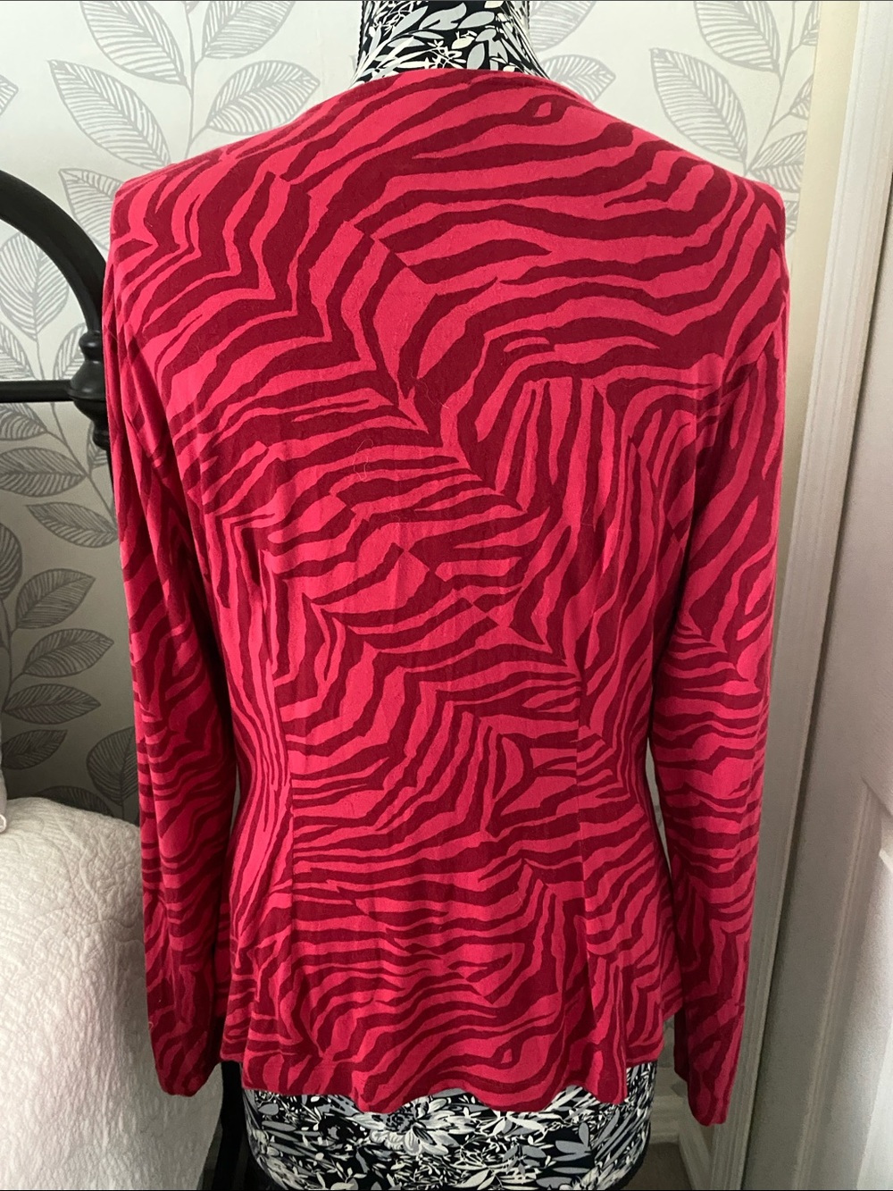 CAbi feline tee in long sleeve heavyweight fabric with front twist bustline - Picture 4 of 9